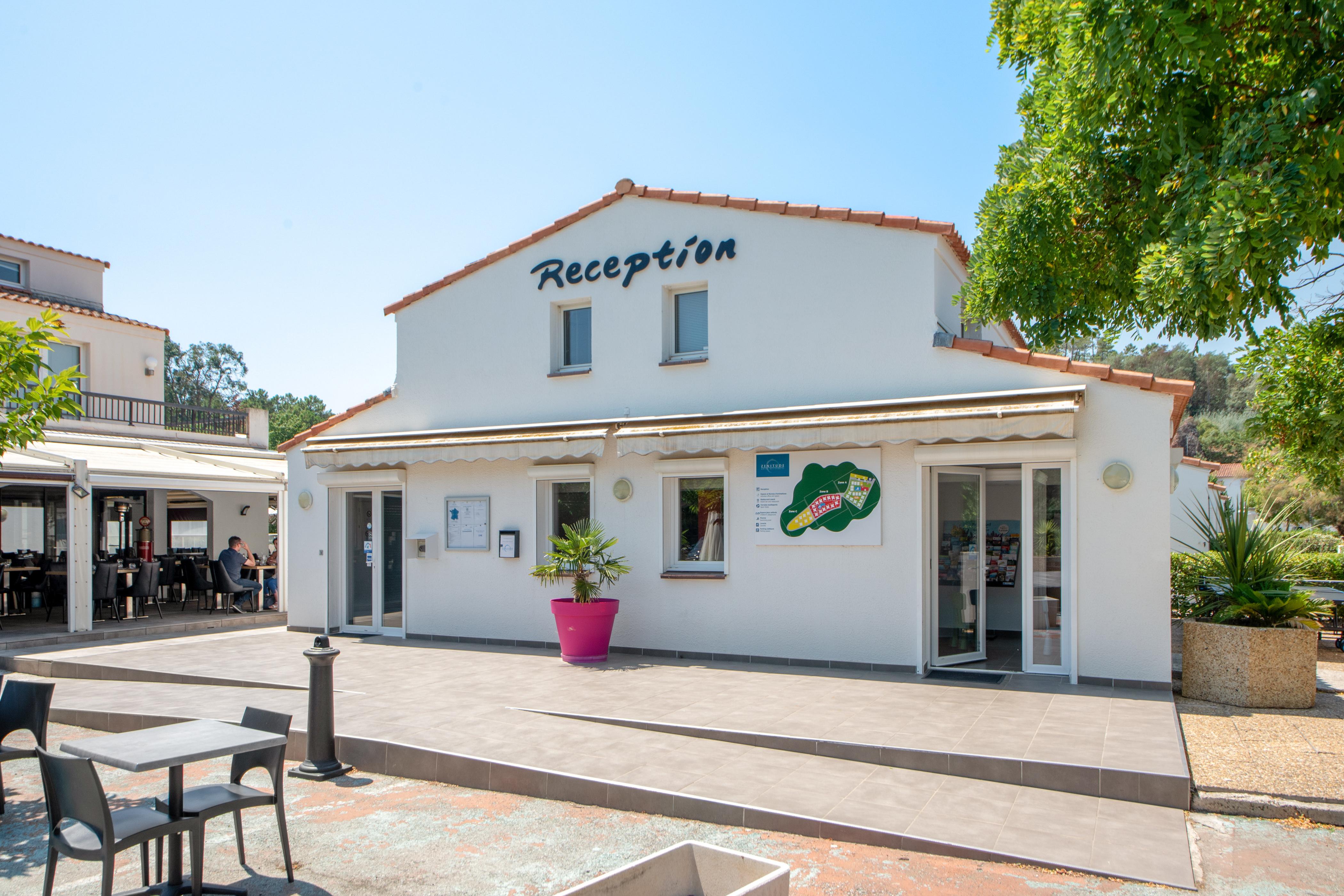 Comfort Aparthotel Mandelieu La Napoule Village Экстерьер фото